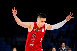 打替补憋着劲！陈盈骏半场7中6高效轰下13分1助2断 半场压哨跳投