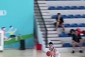 这还打个锤子！1米8的小学生跟同龄人打篮球，简直是降维打击