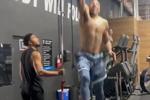 47岁的前NBA状元肯扬·马丁，这站立摸高什么水平？